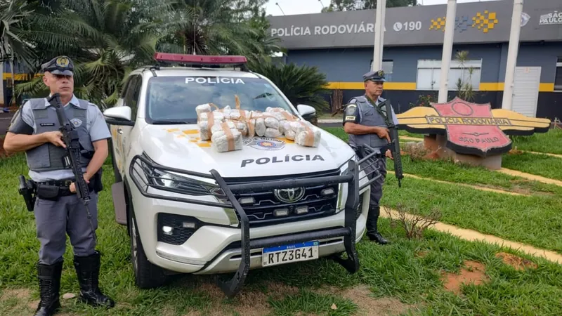 A droga estava escondida dentro de um ônibus