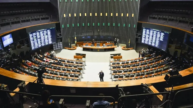 Câmara aprova urgência para votar projeto que pode derrubar um decreto de Lula 