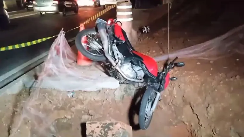 Homem é preso após provocar acidente e cair dentro de buraco com moto roubada