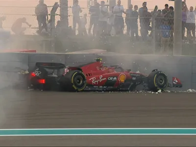 VÍDEO: Sainz perde o controle, roda e bate forte durante treino em Abu Dhabi