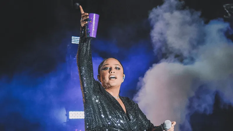 Mari Sem Fim Encanta Multidões na Arena Anhembi Sob o Calor intenso