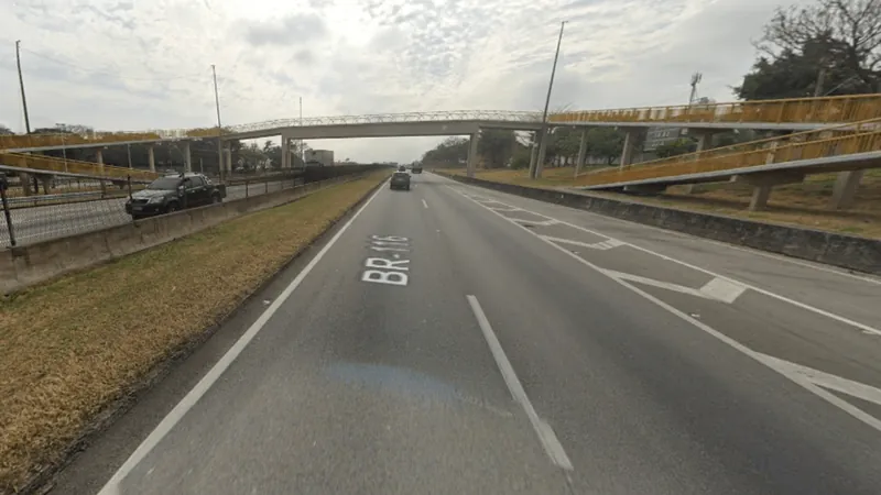 Motociclista morre após bater em carreta na Dutra em São José dos Campos