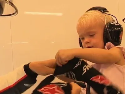 Filha de Magnussen ajuda pai antes de treino em Abu Dhabi e viraliza; assista
