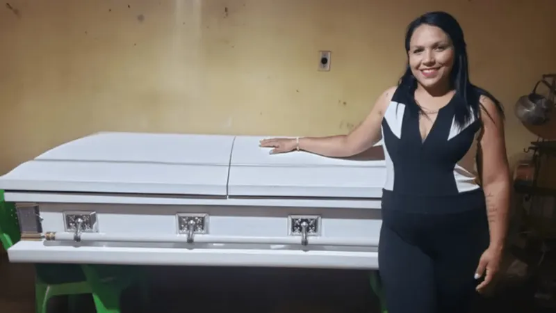 Ex-funcionária de funerária faz acordo e recebe caixão como pagamento