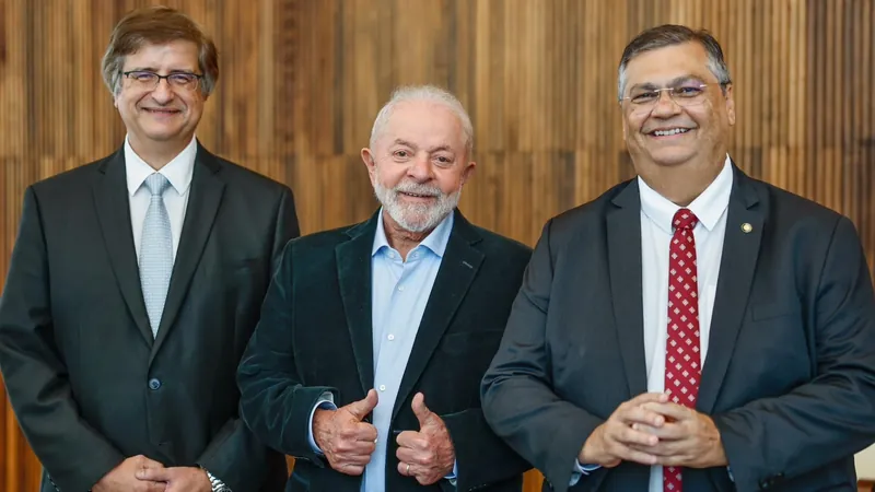 Lula anuncia indicação de Flávio Dino ao STF e Paulo Gonet à PGR