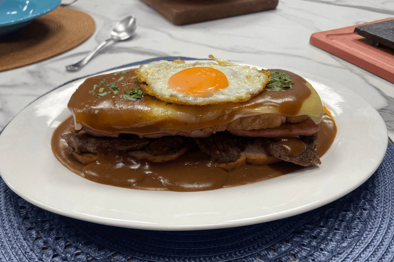 Sanduíche português com filé-mignon e ovo | Band Receitas