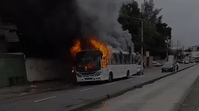 Mais de 50% dos ônibus do Rio foram vandalizados em 2023