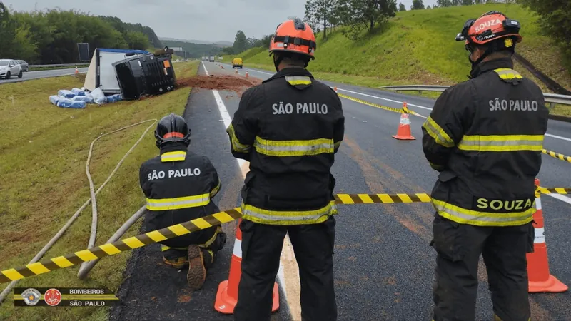 Caminhão com produtos perigosos tomba na rodovia Carvalho Pinto, em São José