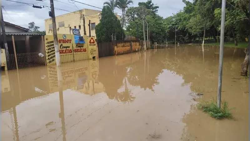 Rio Capivari, em Monte Mor, está em estado de emergência e já alaga bairros