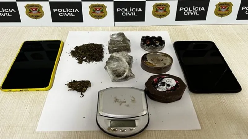 Elas estavam com porções de maconha