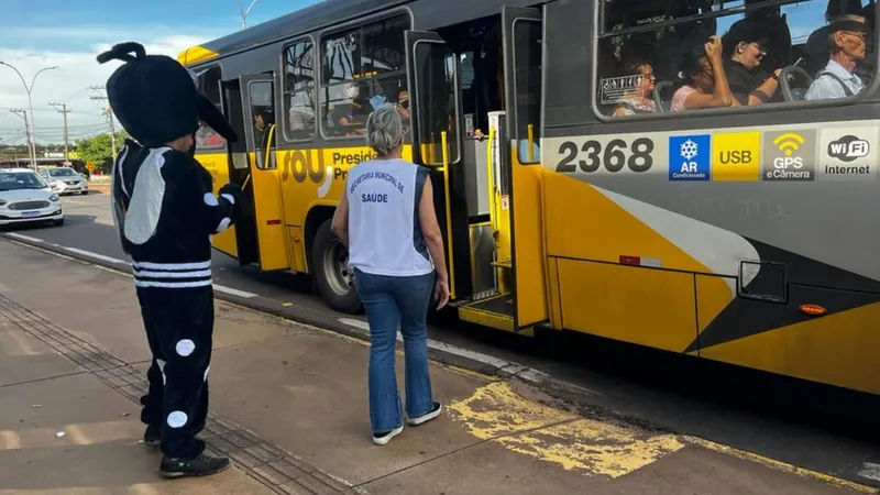 Mascote da dengue realizou ação nos ônibus 