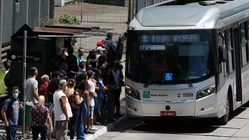 Motoristas de ônibus suspendem greve em São Paulo