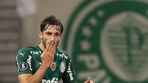 Corinthians tem interesse em Matías Viña, ex-Palmeiras, diz Chico Garcia