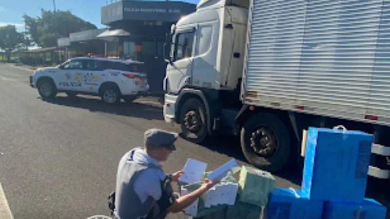 O motorista do veículo foi preso por descaminho