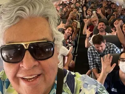 Sidney Magal é surpreendido por passageiros em voo e se emociona: "Dose de amor"