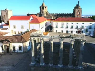 Cidade milenar de Portugal encanta com gastronomia, vinhos e até capela de ossos