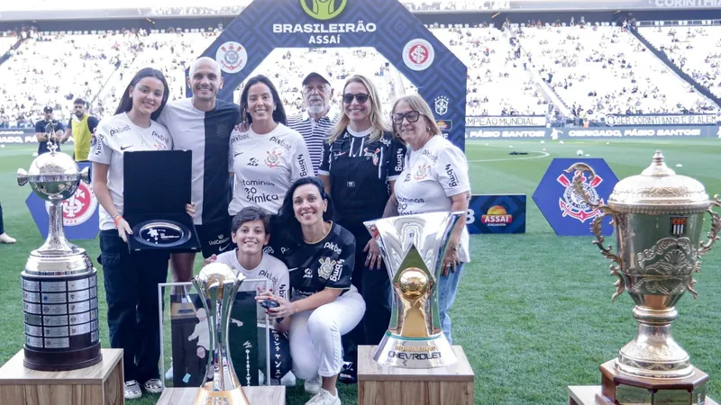 Fábio Santos recebe homenagens e se despede da torcida do Corinthians