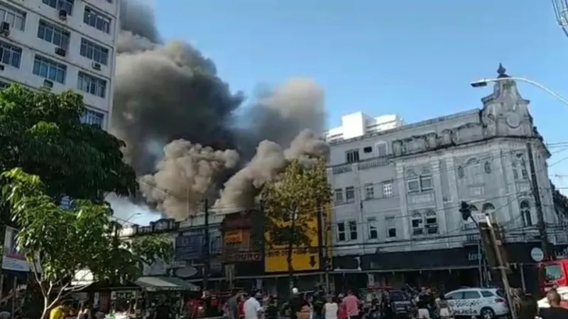 Incêndio de grandes proporções atinge loja no centro de São Vicente