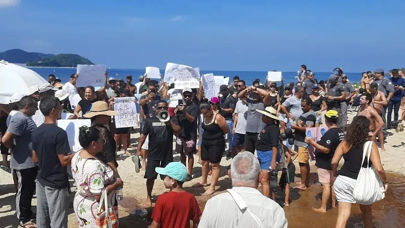 Protesto foi feito na praia do Sahy