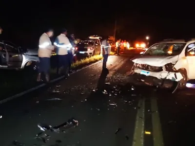 Oito pessoas ficam feridas após acidente com dois veículos