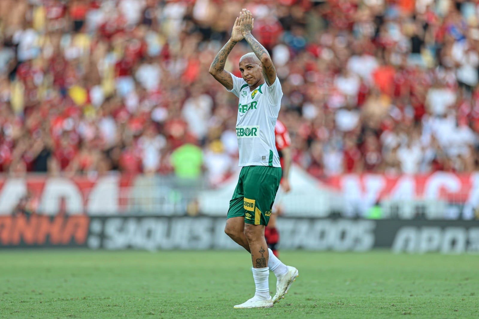 Torcedor do Fluminense morre após tiroteio na saída do Maracanã