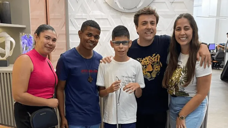 Menino, deficiente visual, que sonha em ser jornalista visita a TV Band Vale