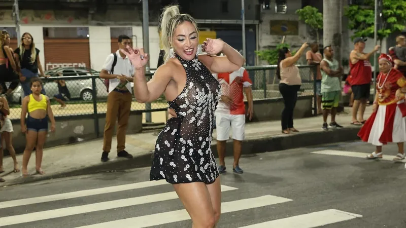 Alessandra Mattos já fez topless na avenida em 2009, quando desfilou pela Unidos da Tijuca