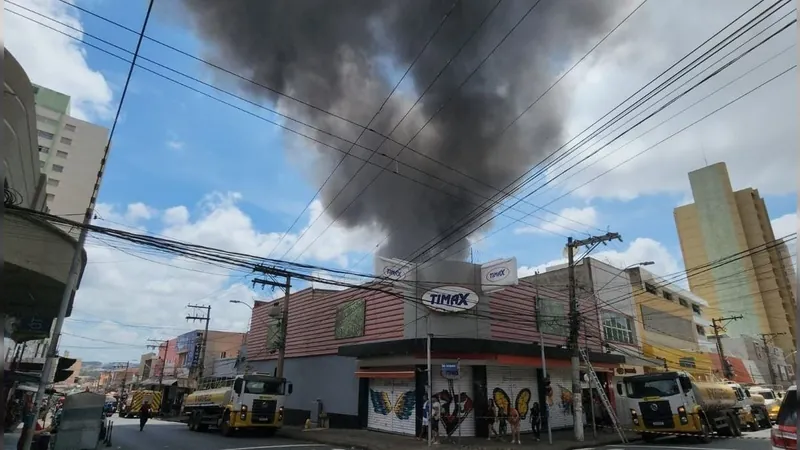 Incêndio atinge estoque de loja no Centro de Limeira