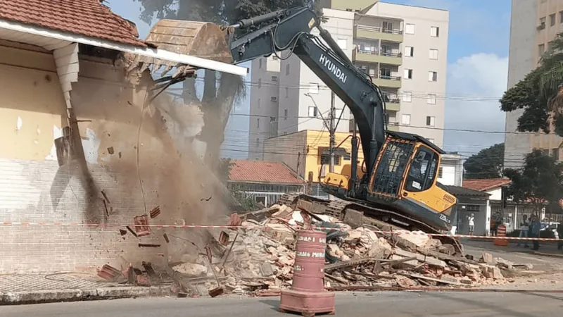 Construção abandonada usada como ponto de tráfico de drogas é demolida em SJC