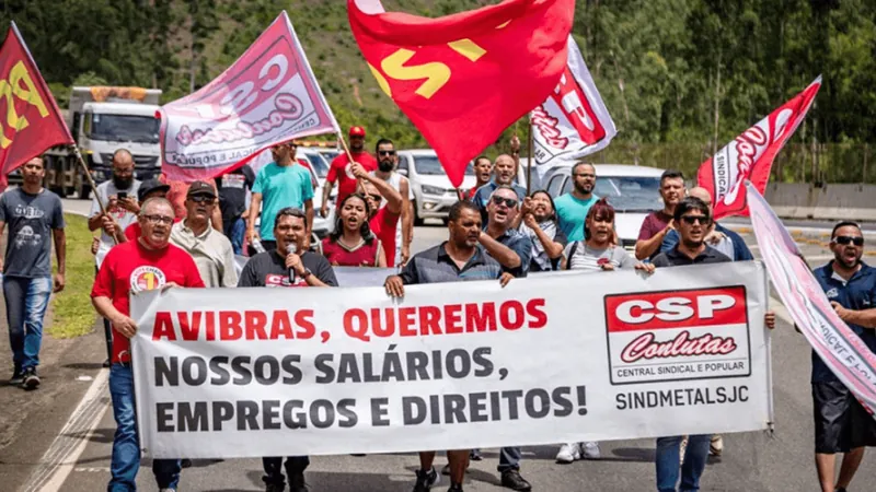 Metalúrgicos da Avibras fecham Tamoios durante protesto em São José dos Campos