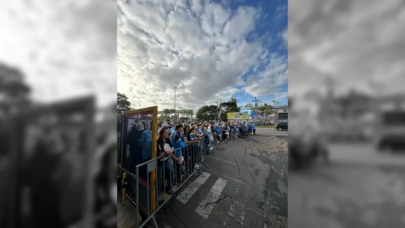 Adeus, Suárez! Torcida do Grêmio se despede do craque uruguaio