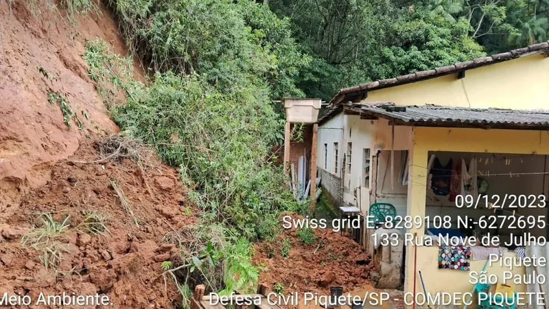 Chove forte causa estragos em Piquete