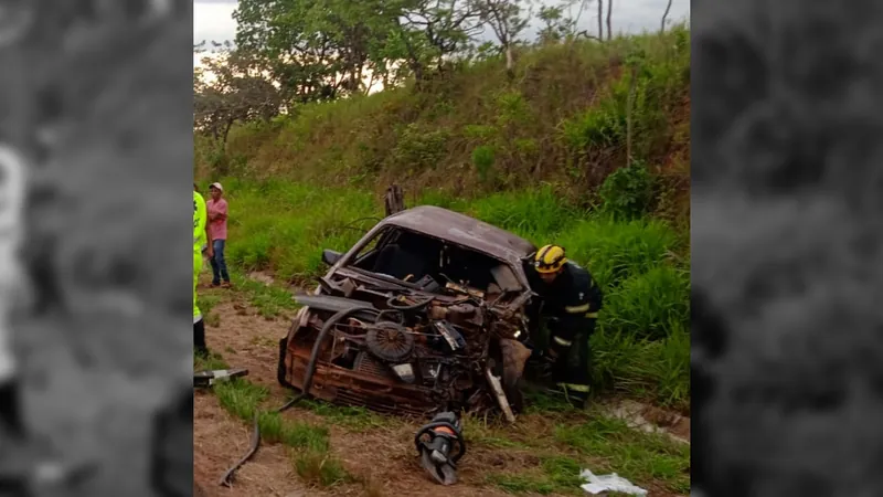 Homem morre em colisão frontal entre carro e caminhão