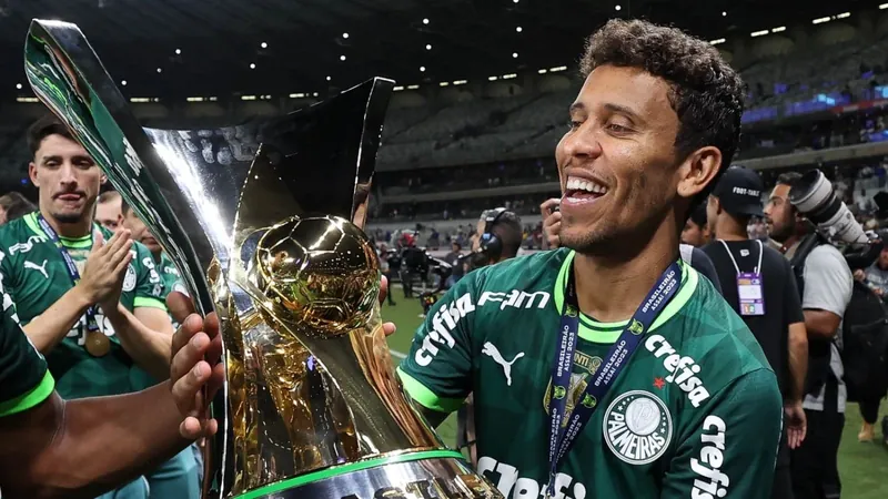 Palmeiras anuncia renovação com o lateral Marcos Rocha