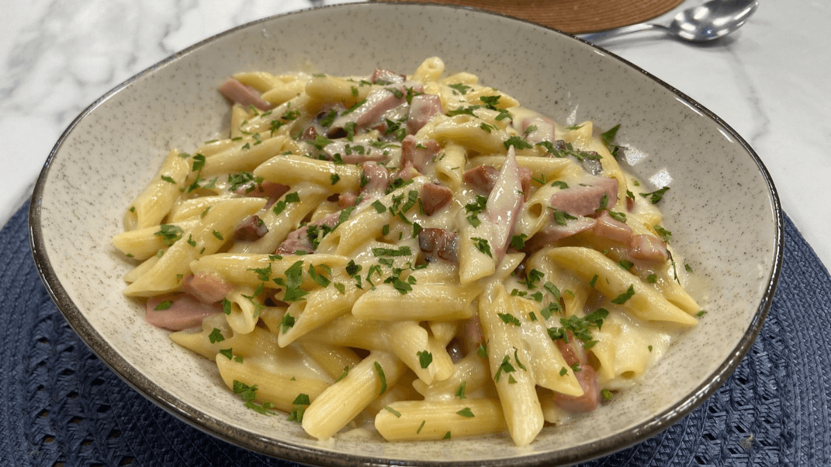 Penne ao molho branco com tender | Band Receitas