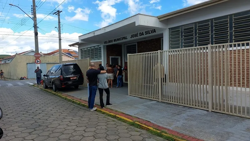 Familiares e amigos se despedem de Cid Migoto, morto a tiros em Tremembé