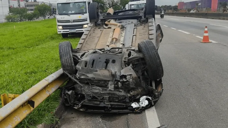 Motorista cochila no volante e carro capota na Dutra em São José dos Campos