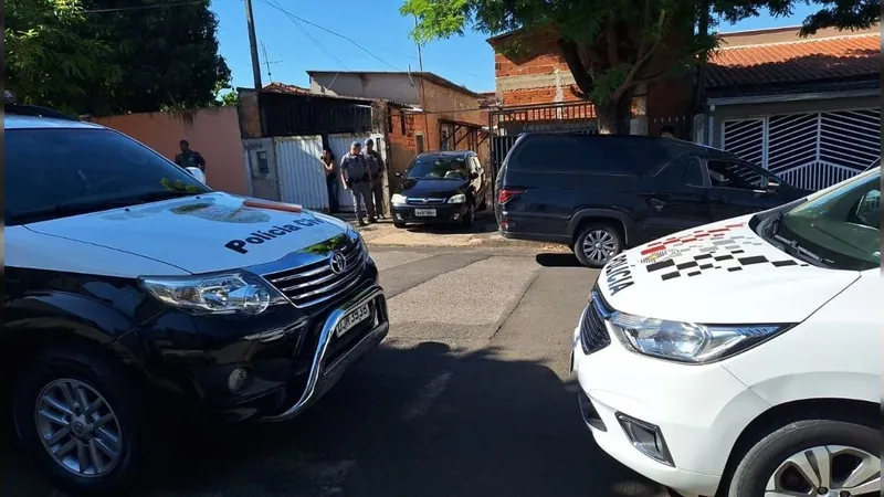 Homem mata companheira e filha a facadas dentro de casa, em Hortolândia