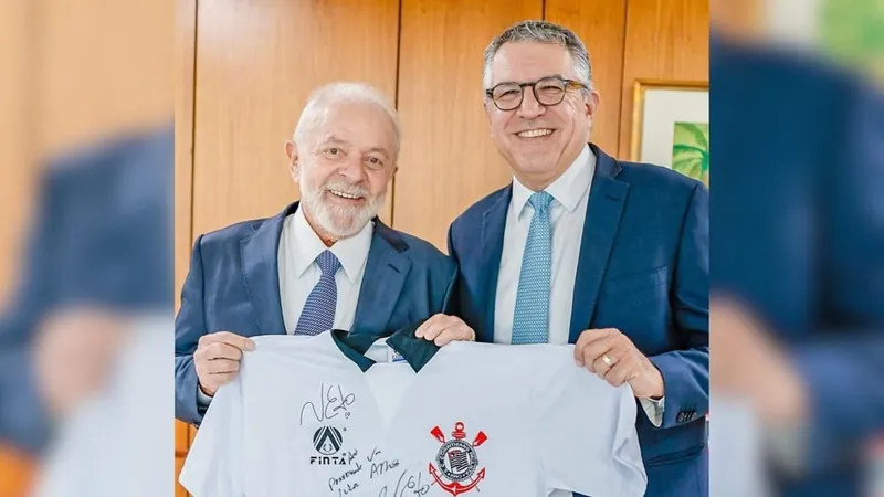 Lula ganha camisa do Corinthians do Craque Neto e brinca: "toca o hino!"