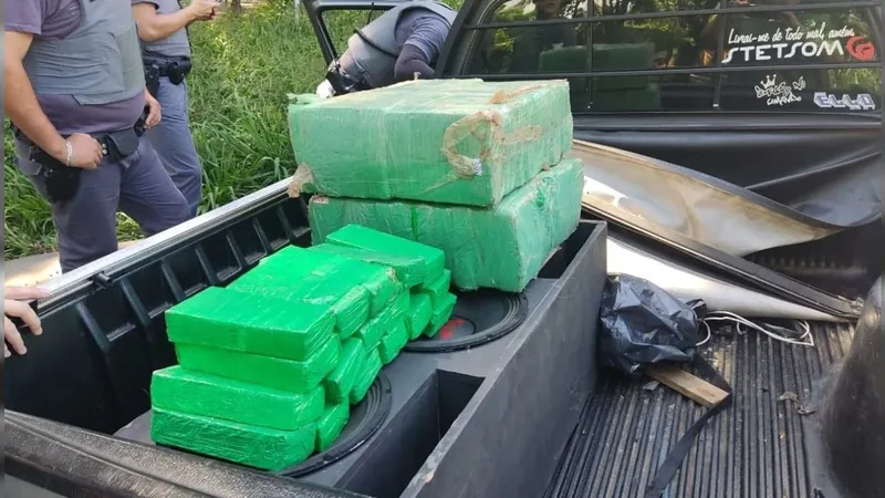 Adolescente com 50kg de maconha dentro do carro desvia pedágio para fugir da PMR