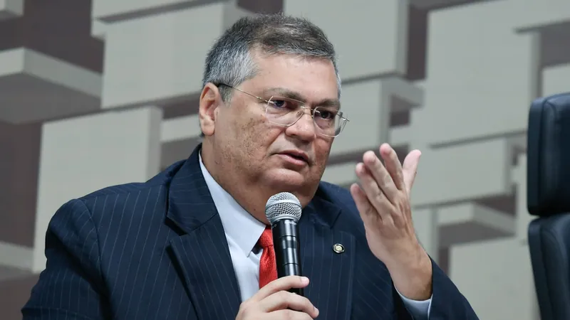 Ao deixar cargo, Flávio Dino defende câmeras em fardas e reforma em lei penal