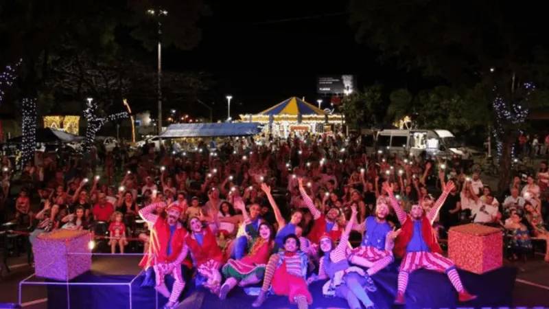 Pindamonhangaba recebe Papai Noel na praça da Bíblia