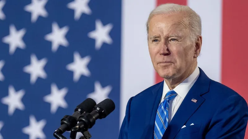 Carro atinge comitiva do presidente dos EUA, Joe Biden