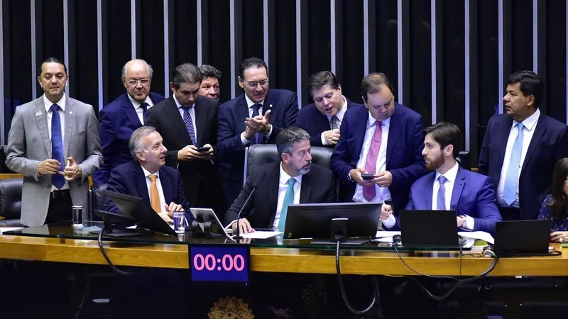 Câmara aprova texto-base da reforma tributária em 2º turno por 365 a 118