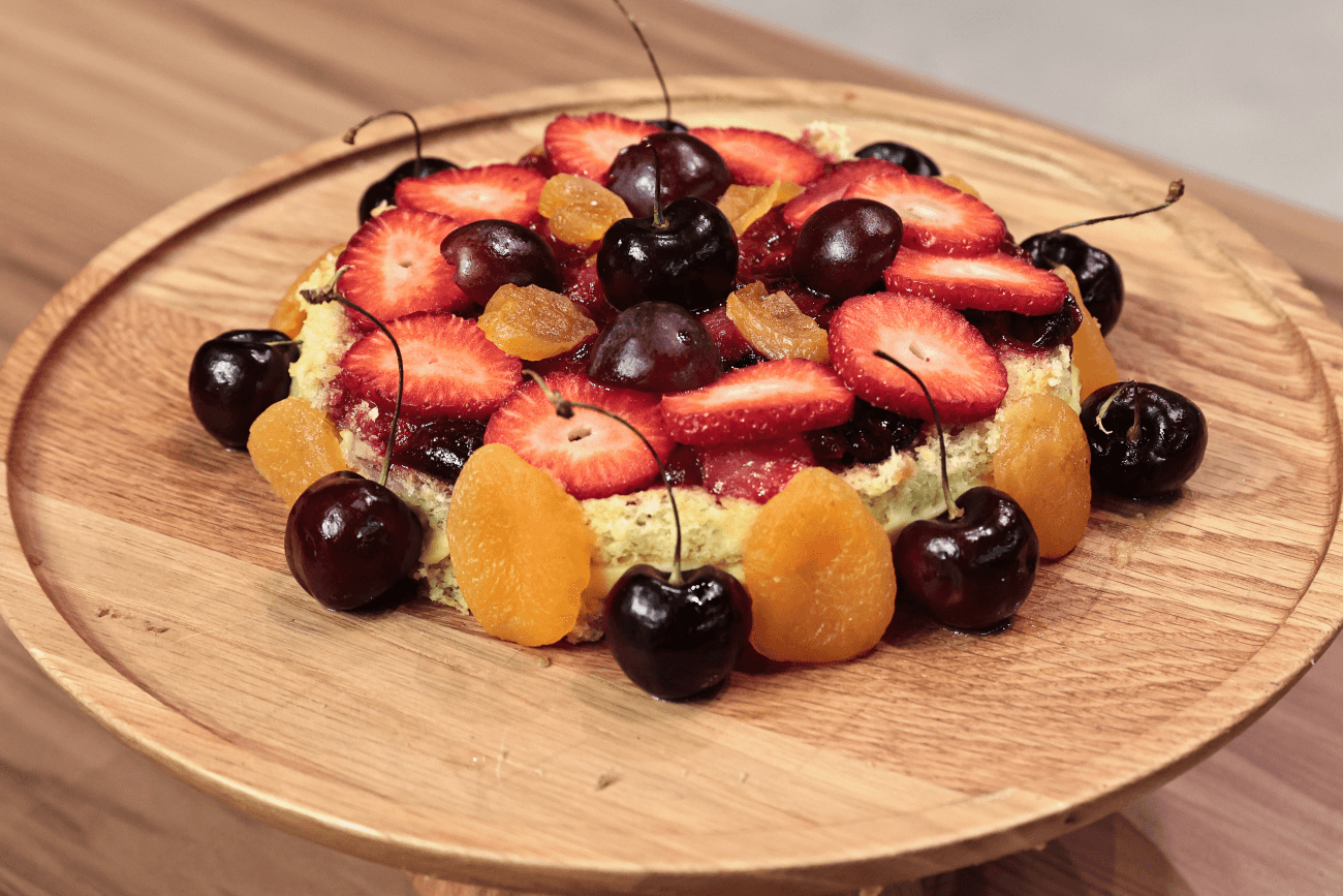 Bolo de festa com frutas vermelhas | Band Receitas