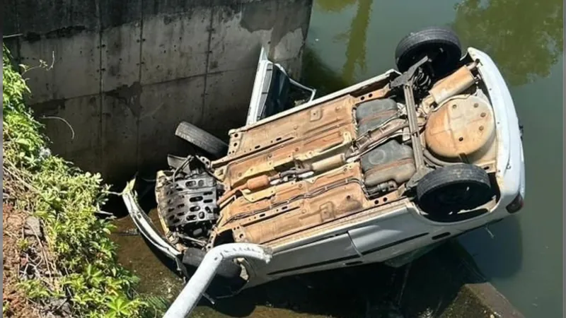 Motorista Perde Controle Da Direção E Capota Carro Com Criança Dentro 