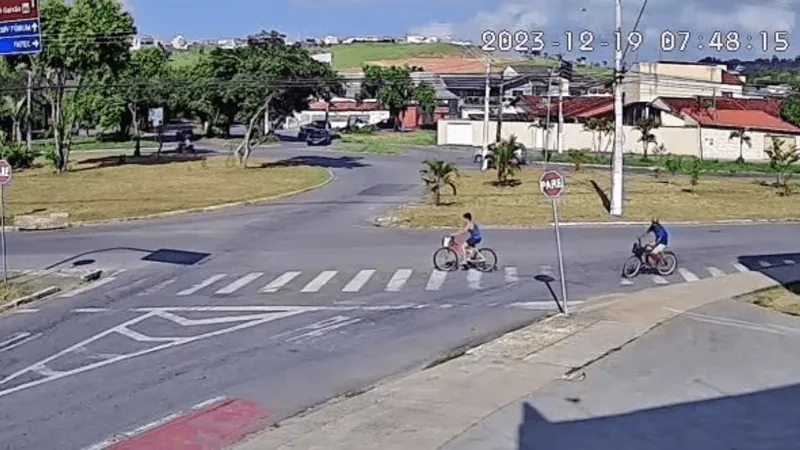 Ciclista é atropelada por moto em Guaratinguetá; veja o vídeo