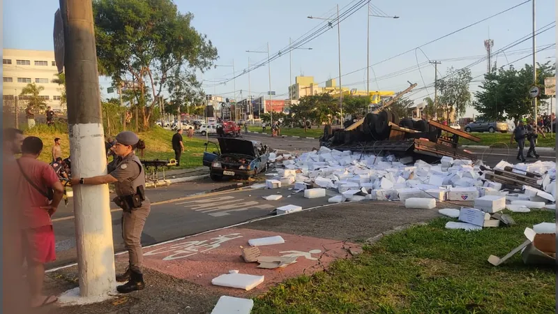 Homem morre após colidir caminhão contra carros, poste e capotar em Hortolândia