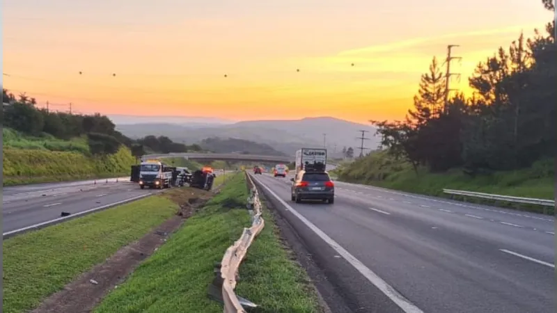 Carreta carregada com 9 toneladas de frutas tomba na D. Pedro I, em Campinas