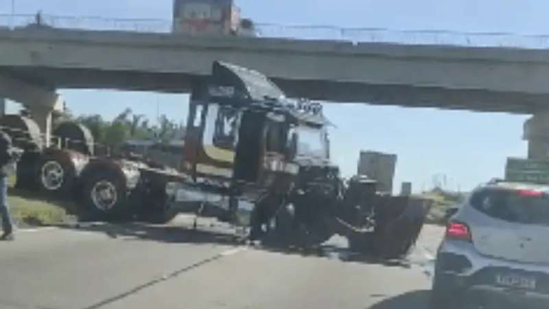 Acidente com caminhão causa 6 km de congestionamento na Dutra em SJC